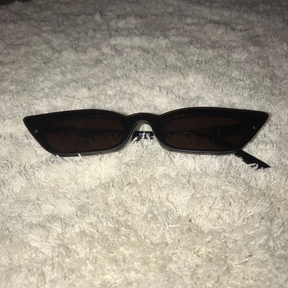 Tortoise shell pointed sunglasses